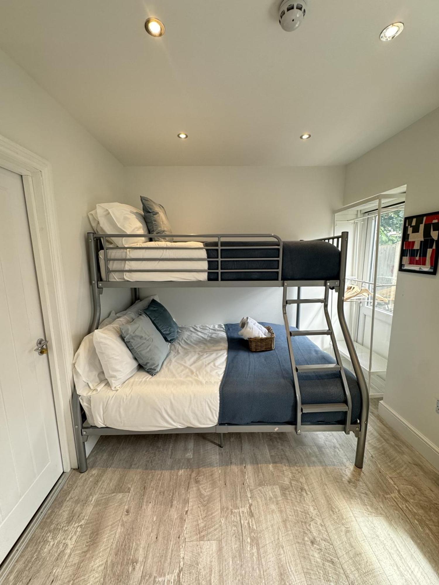 En-Suite Bedroom For Up To 4! Sofa Bed - Near Stratford 伦敦 外观 照片