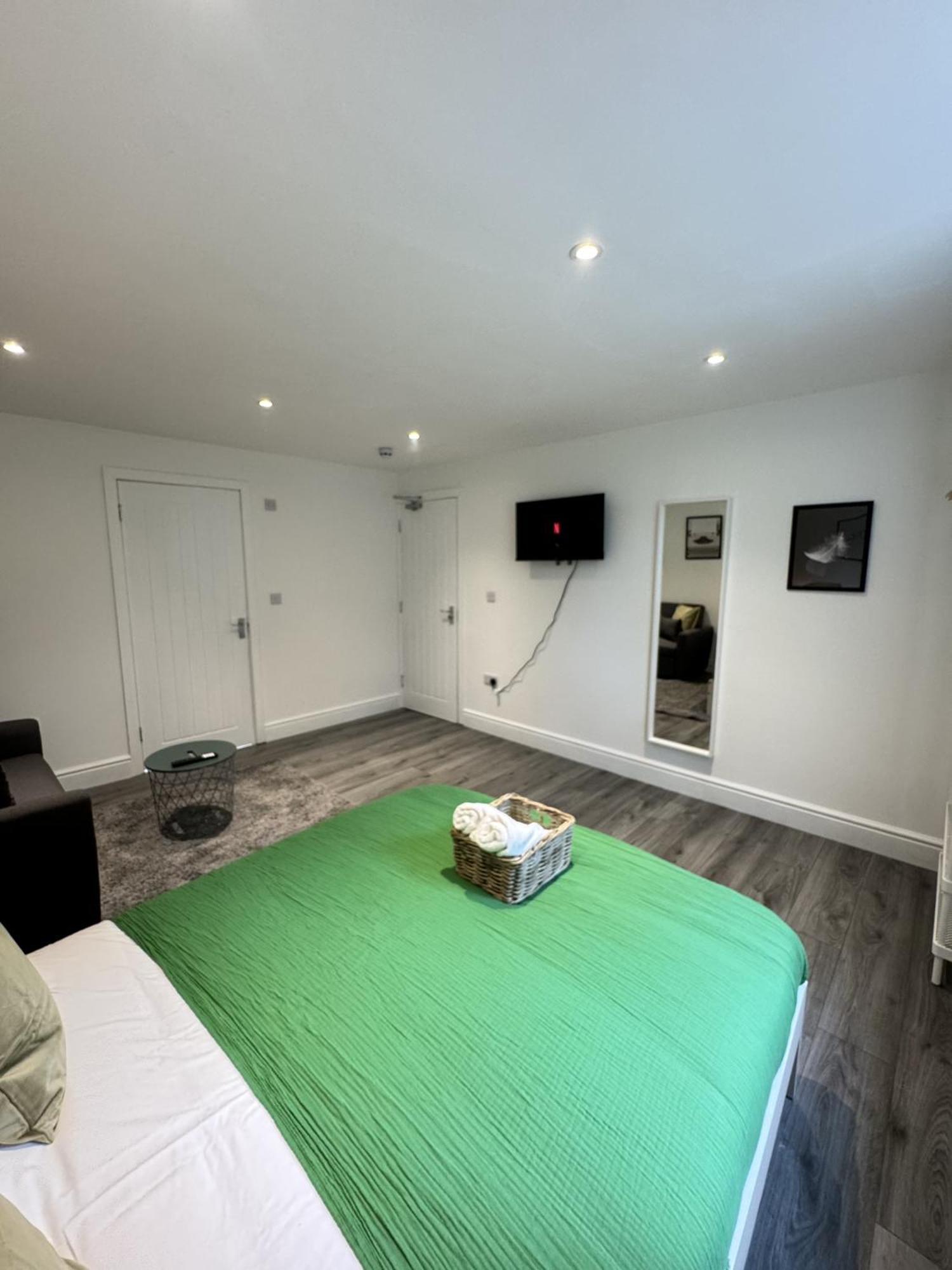 En-Suite Bedroom For Up To 4! Sofa Bed - Near Stratford 伦敦 外观 照片