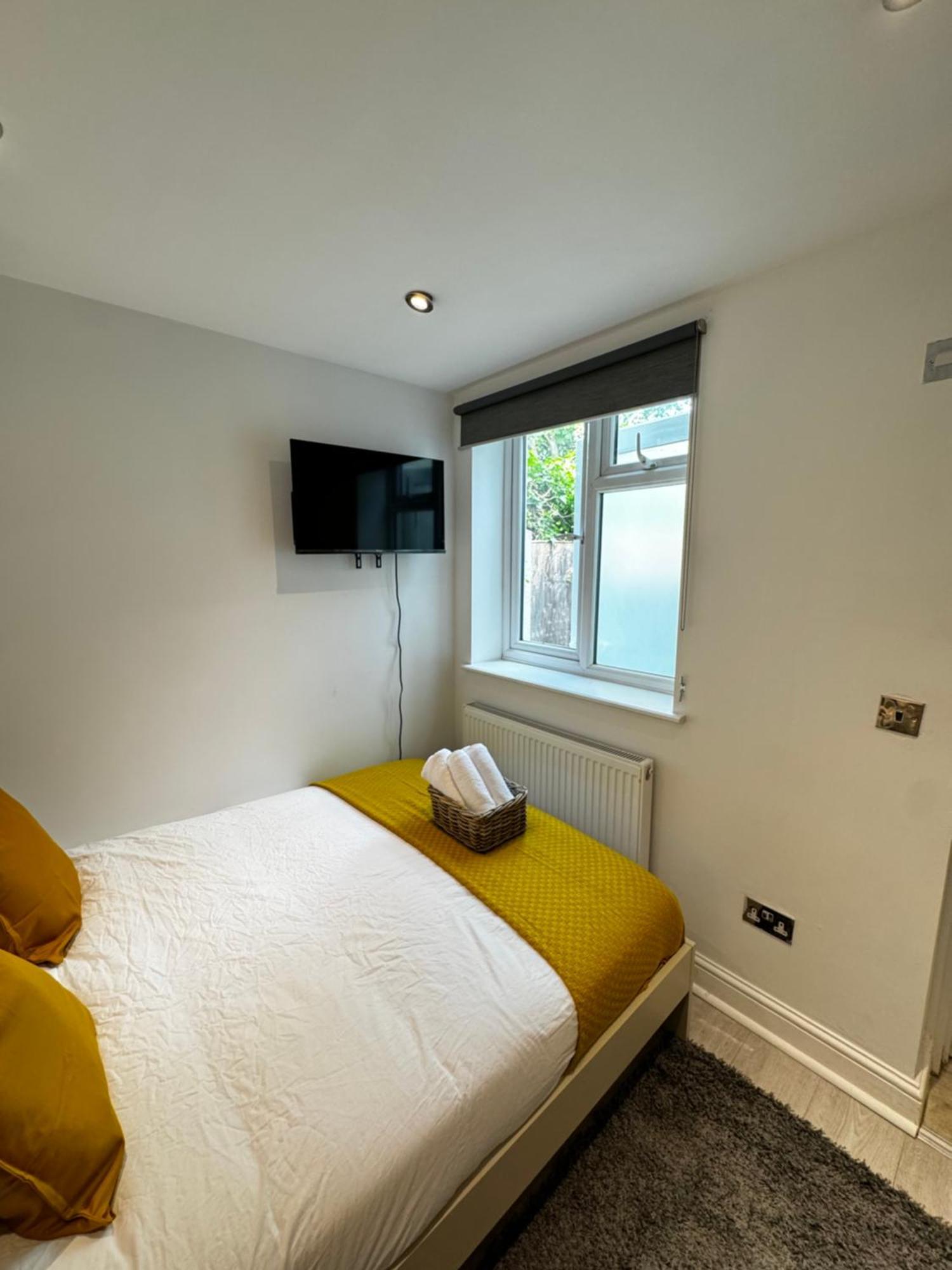 En-Suite Bedroom For Up To 4! Sofa Bed - Near Stratford 伦敦 外观 照片