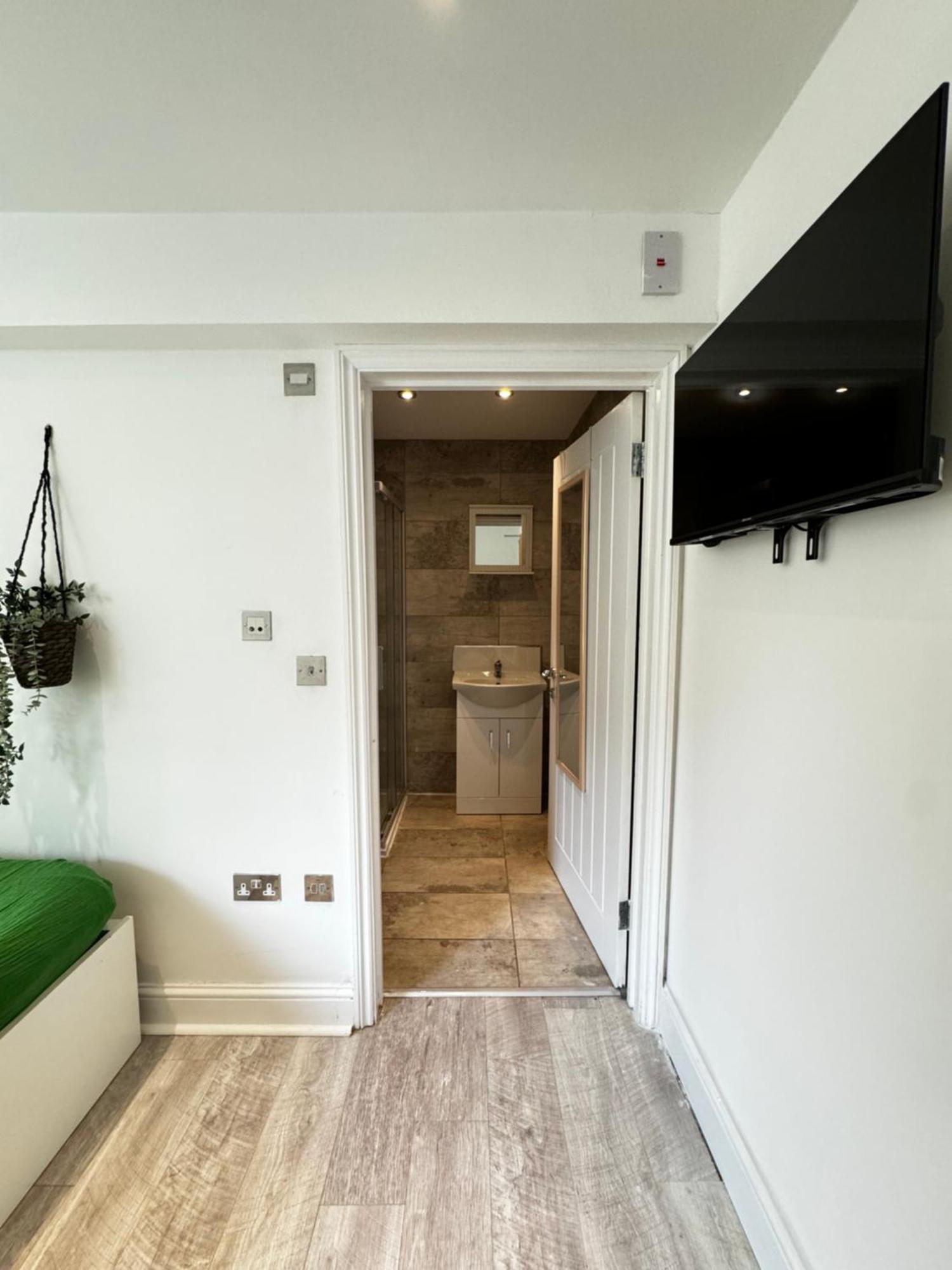En-Suite Bedroom For Up To 4! Sofa Bed - Near Stratford 伦敦 外观 照片