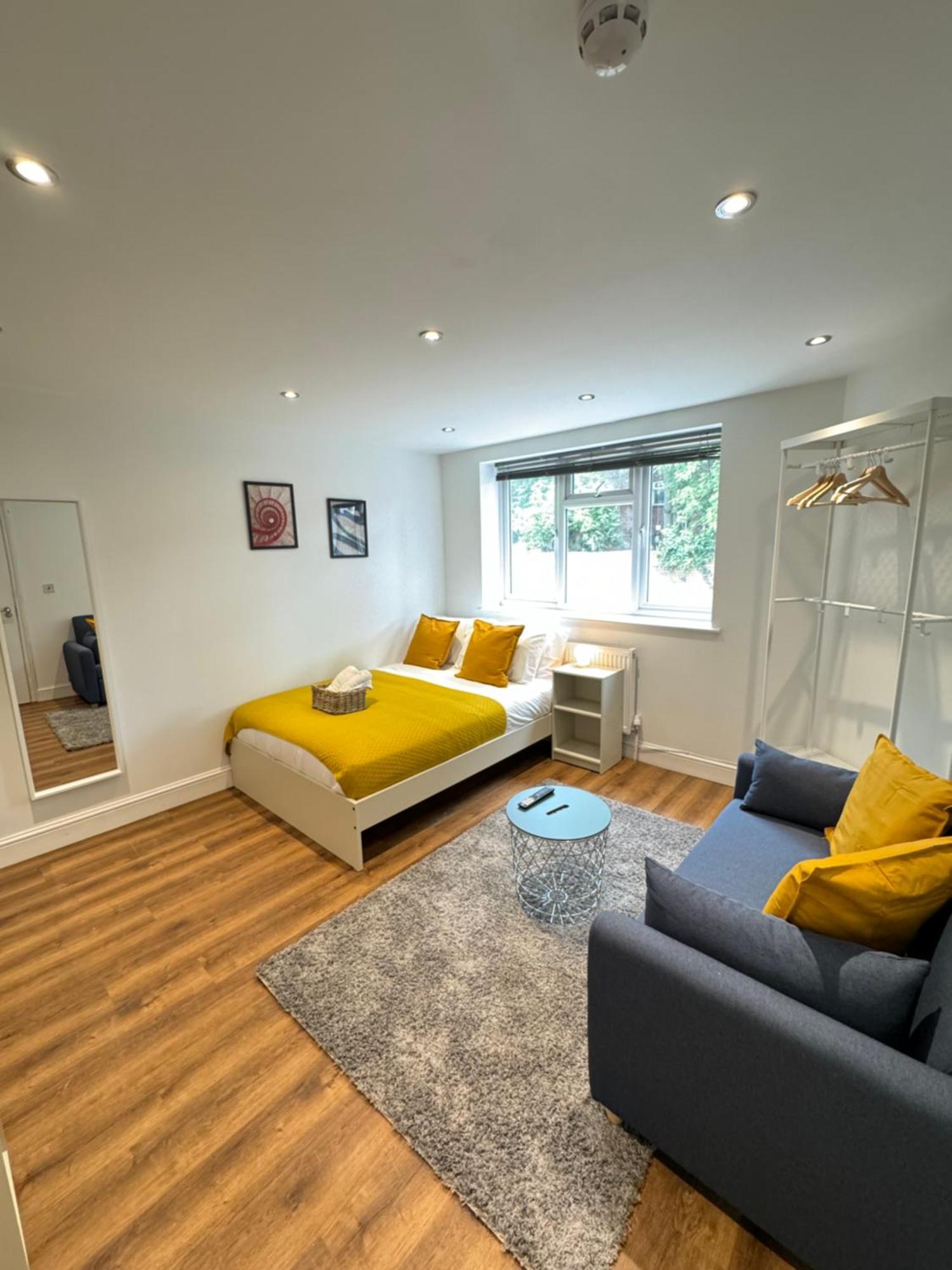En-Suite Bedroom For Up To 4! Sofa Bed - Near Stratford 伦敦 外观 照片