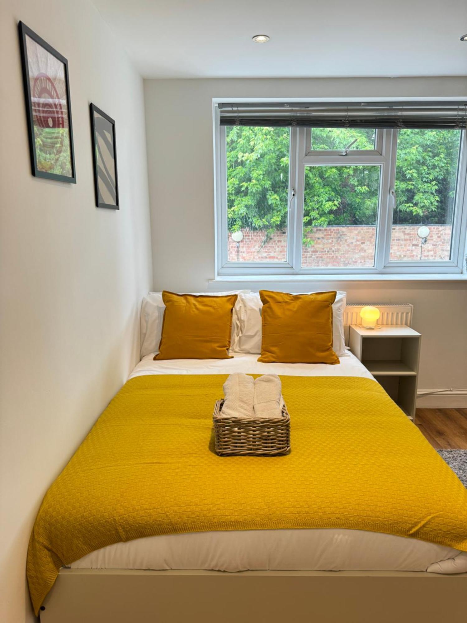 En-Suite Bedroom For Up To 4! Sofa Bed - Near Stratford 伦敦 外观 照片