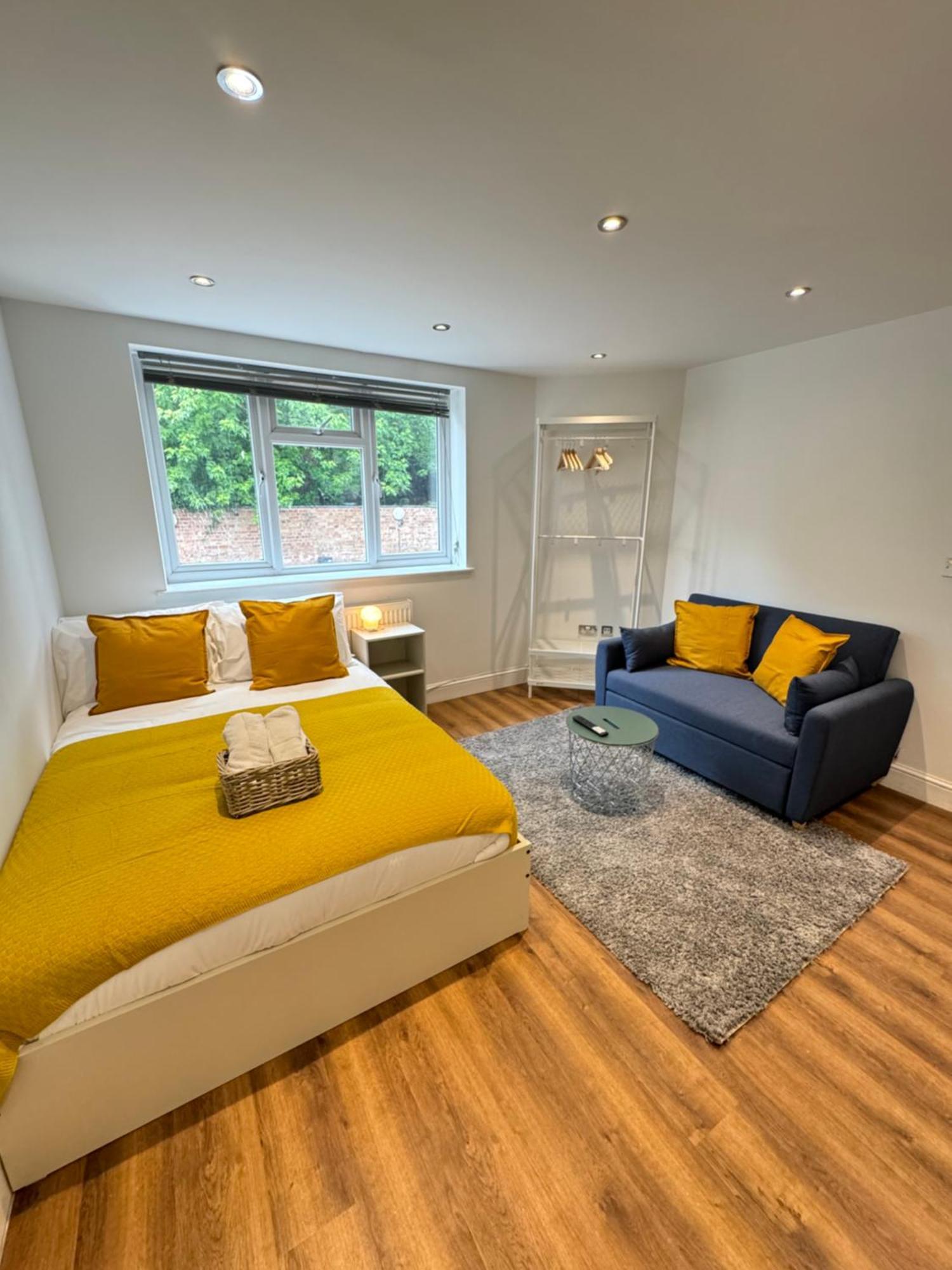 En-Suite Bedroom For Up To 4! Sofa Bed - Near Stratford 伦敦 外观 照片